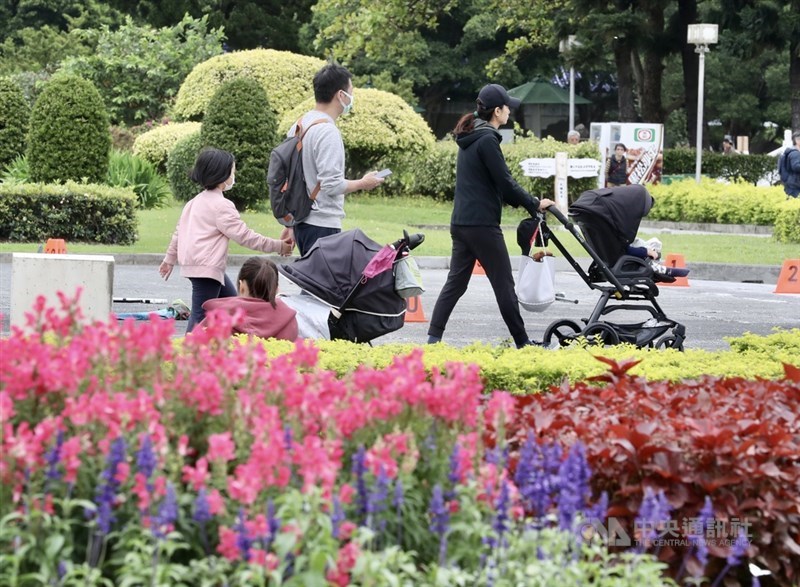 中央氣象局表示,10日受東北季風影響,白天北台灣偏涼。圖為民眾趁著週末假期帶孩子到戶外活動。中央社記者張皓安攝 110年4月10日