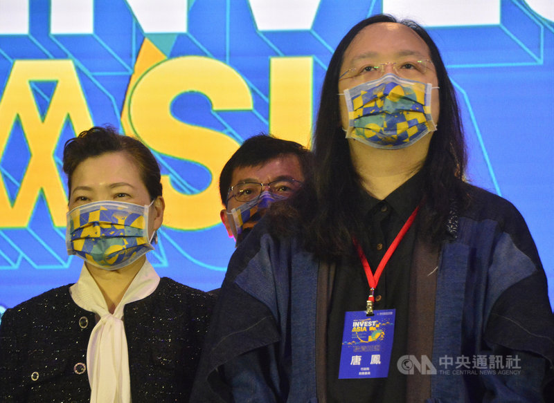 行政院政務委員唐鳳(前右)10日出席第4屆亞太社會創新高峰會開幕表示,盼透過集體參與創新發展,共同對抗氣候變遷與社會不平等。前左為經濟部長王美花。中央社記者黃旭昇新北攝 110年4月10日