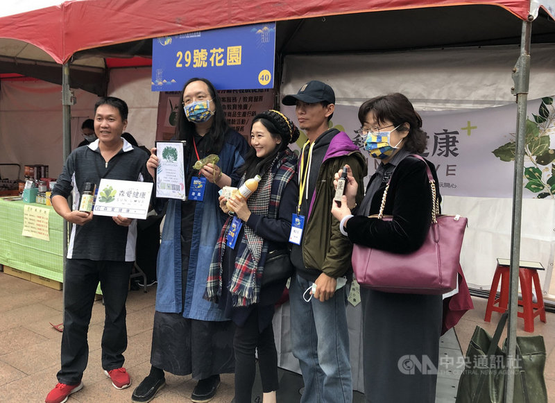 行政院政務委員唐鳳(前左2)10日到新北市出席第4屆亞太社會創新高峰會開幕,並參觀市民廣場的社創市集攤位,開心留影。中央社記者黃旭昇新北市攝 110年4月10日