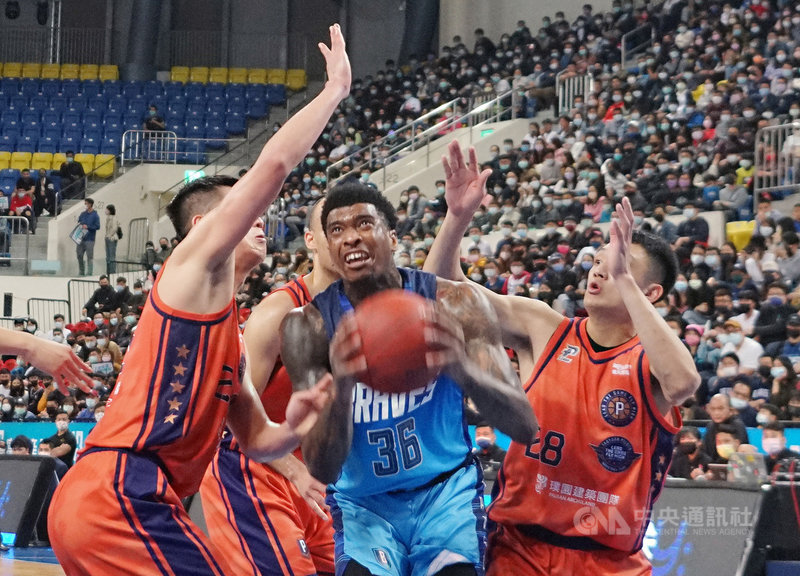台灣職業籃球聯盟P. LEAGUE+ 本季例行賽最終戰10日晚間在台北和平籃球館舉行,由台北富邦勇士隊迎戰桃園領航猿隊,富邦洋將賈西亞(藍衣)遭強力防守,全場仍為隊貢獻14分10籃板,助隊以117比101奪勝。中央社實習記者周怡楨攝 110年4月10日