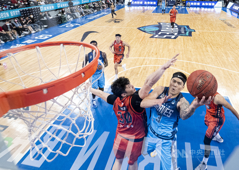 台灣職業籃球聯盟P. LEAGUE+ 台北富邦勇士隊張宗憲(持球者)10日在主場迎戰桃園領航猿隊,拿下全隊最高19分,助隊奪勝。中央社記者張新偉攝 110年4月10日
