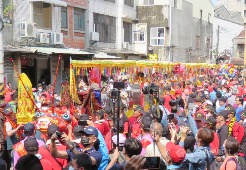 向來只在3年一科「西港刈香」亮相出巡的「百足真人」蜈蚣陣,10日首度前進台南舊城區的府城,吸引眾多信徒擠爆搶拍。中央社記者張榮祥台南攝 110年4月10日