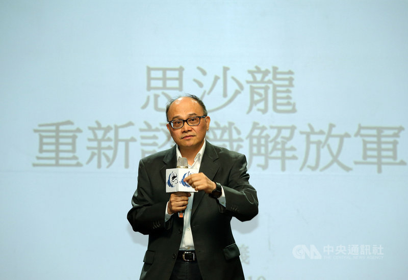 資深媒體人、軍事評論員亓樂義10日應邀參與龍應台文化基金會「思沙龍」,解析中國解放軍繞台所傳達訊息,以及台灣人身處的軍事威脅等,帶領與會者進一步了解解放軍動態。中央社記者郭日曉攝 110年4月10日
