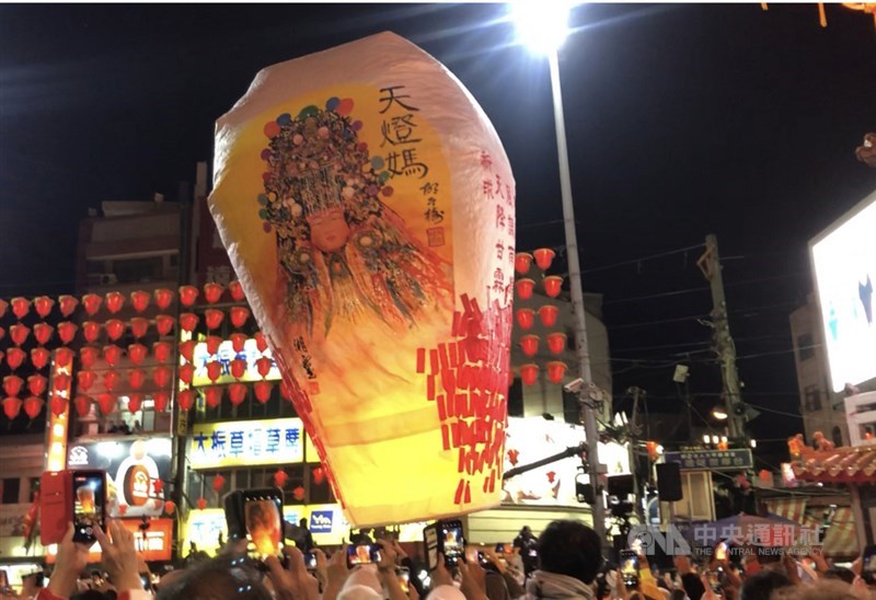 大甲鎮瀾宮媽祖9天8夜遶境進香活動9日晚間11時5分將起駕,晚間7時,滿載信徒願望的天燈被點燃,冉冉上升。中央社記者趙麗妍攝 110年4月9日