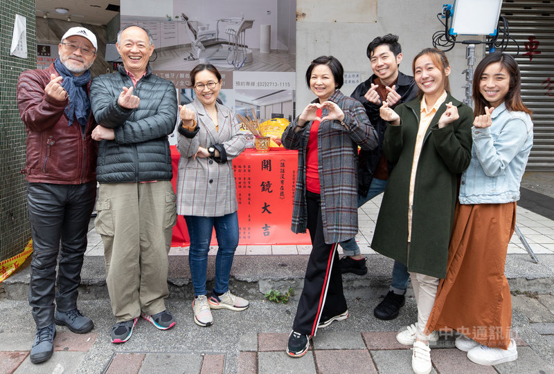 短片「講話沒有在聽」9日舉辦開鏡典禮,導演李念修(左3)、演員班鐵翔(左起)、金士傑、梁舒涵(右起)、張詩盈、竺定誼、楊貴媚出席。(超人說影像有限公司、打勾勾娛樂有限公司提供)中央社記者王心妤傳真 110年4月10日