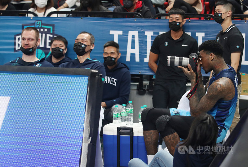 台灣職業籃球聯盟P. LEAGUE+(簡稱PLG)台北富邦勇士隊10日在台北和平籃球館迎戰桃園領航猿隊,富邦洋將賈西亞(Charles Garcia)(右)在場邊休息時,拿起球團攝影師的相機拍攝隊友,讓隊友笑成一片。中央社記者張新偉攝 110年4月10日