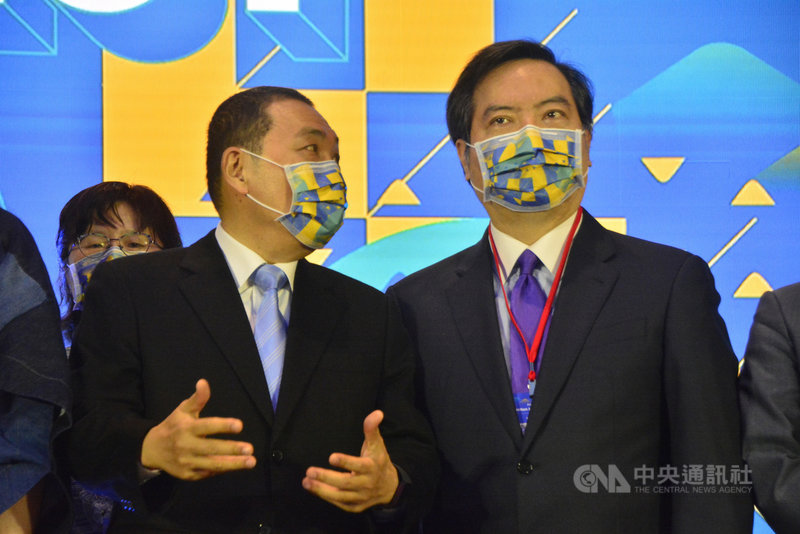 新北市長侯友宜(前左)10日出席第4屆亞太社會創新高峰會開幕指出,新北市投入聯合國永續發展目標,努力因應氣候變遷,朝2022年無煤城市發展,這些都以國際共好為主軸,而非對立與對抗。右為行政院政務委員羅秉成。中央社記者黃旭昇新北攝 110年4月10日