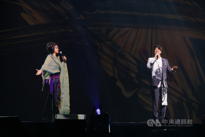 歌手周華健(右)10日晚間在台北小巨蛋開唱,歌手齊豫(左)擔任演唱會嘉賓,兩人合唱讓全場觀眾尖叫聲不斷。(滾石唱片提供)中央社記者王心妤傳真 110年4月10日