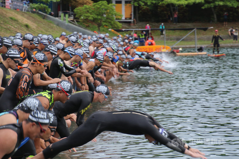 2021台東普悠瑪鐵人三項賽10日起一連兩天登場,首日辦理226公里及113公里賽程,參賽選手於鳴笛後下水出發,眾人全力以赴,力求佳績。(台東縣政府提供)中央社記者盧太城台東傳真 110年4月10日