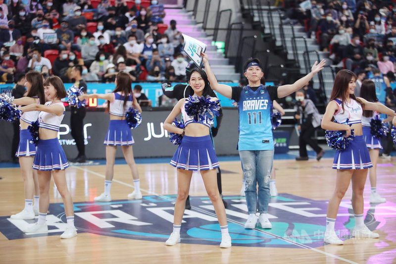 台灣職業籃球聯盟P. LEAGUE+(簡稱PLG)台北富邦勇士隊10日在台北和平籃球館與桃園領航猿交手,富邦專屬啦啦隊Fubon Angels因應中職賽事同步開打,拆成兩隊人馬,分頭在場邊應援。中央社記者張新偉攝 110年4月10日
