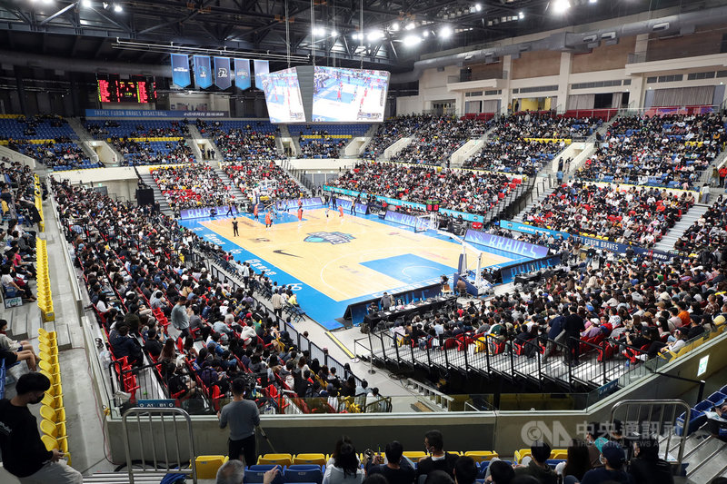 台灣職業籃球聯盟P. LEAGUE+ 台北富邦勇士隊10日在台北和平籃球館與桃園領航猿隊交手,這也是PLG元年球季例行賽最後一場,共吸引6482名球迷進場,為支持球隊加油打氣。中央社記者張新偉攝 110年4月10日