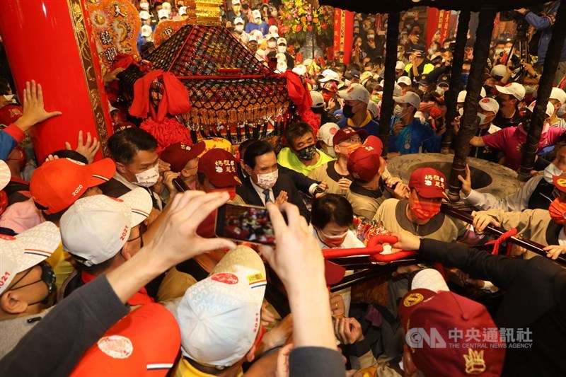 大甲鎮瀾宮媽祖9日晚間起駕,展開9天8夜遶境進香活動,台中市長盧秀燕(前中,白衣)、前總統馬英九(後中,黑衣)共同扶轎。中央社記者趙麗妍攝 110年4月10日