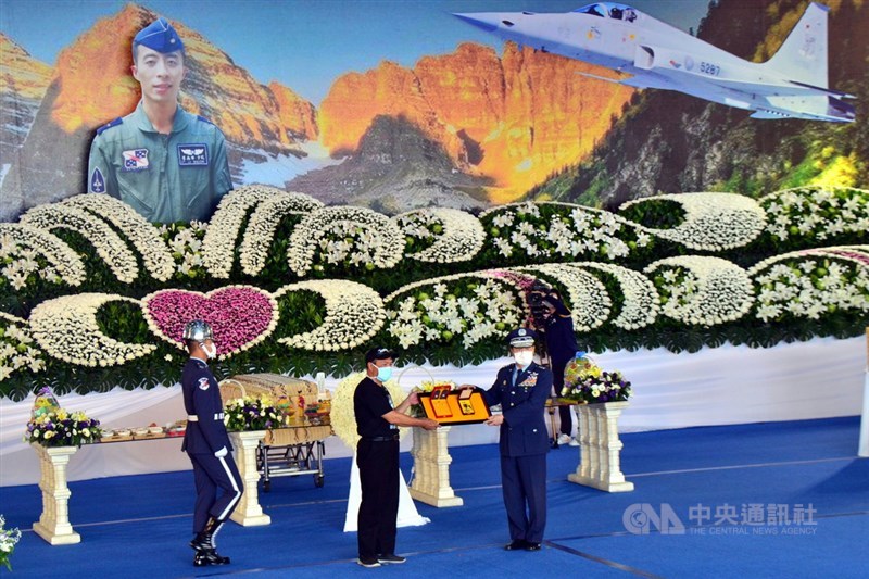空軍2架F-5E戰機日前擦撞墜海,飛官中尉羅尚樺殉職,10日舉行公祭,空軍司令熊厚基(右)代表總統蔡英文頒授羅尚樺忠勇勳章並追晉空軍少校。中央社記者盧太城台東攝 110年4月10日