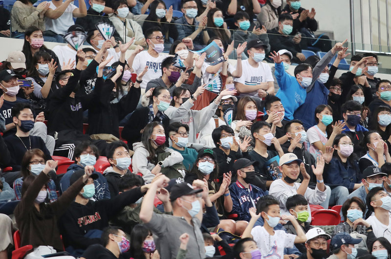 台灣職業籃球聯盟P. LEAGUE+(簡稱PLG)元年例行賽最終戰,10日晚間在台北和平籃球館舉行,由台北富邦勇士隊與桃園領航猿隊交手,球迷在場邊賣力應援。中央社記者張新偉攝 110年4月10日