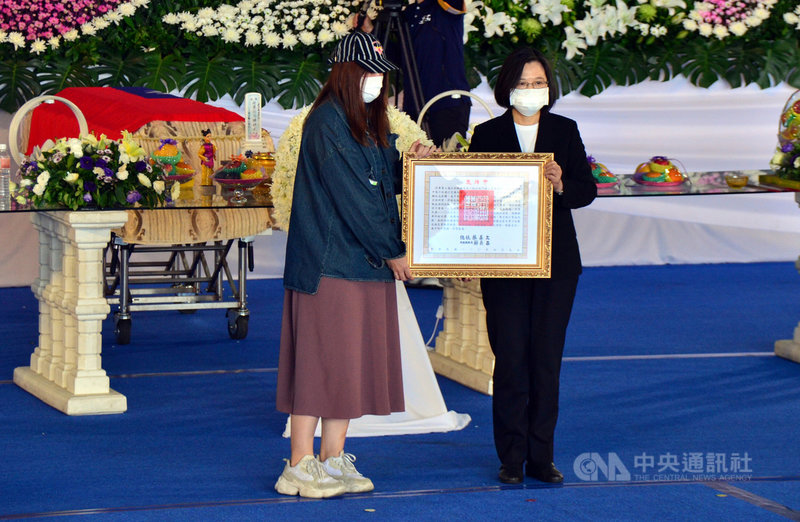 空軍司令部10日上午在空軍台東志航基地舉行殉職飛官羅尚樺公祭典禮,總統蔡英文(右)頒發羅尚樺褒揚令,由羅尚樺妻子(左)代表接受。中央社記者盧太城台東攝 110年4月10日