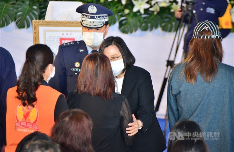 空軍司令部10日上午在空軍台東志航基地舉行殉職飛官羅尚樺公祭典禮,總統蔡英文 (中)頒發羅尚樺褒揚令,並慰問遺眷。中央社記者盧太城台東攝 110年4月10日