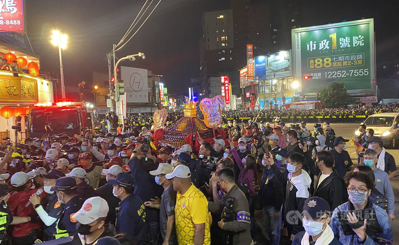 台中大甲鎮瀾宮媽祖遶境9日深夜展開,10日晚間媽祖鑾轎在彰化市區遶境,由鎮瀾宮董事長顏清標親自扛轎穿越彰化市民生路地下道,過程順利平和。中央社記者吳哲豪彰化攝 110年4月10日