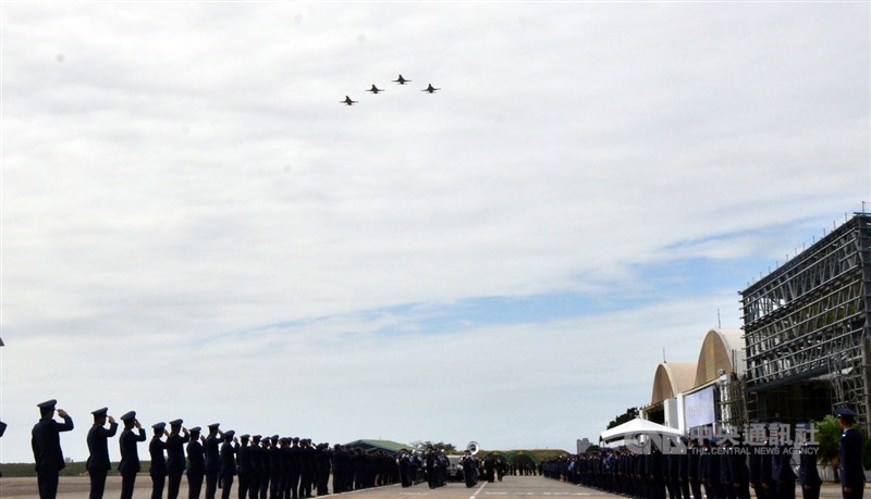 空軍司令部10日在空軍台東志航基地舉行殉職飛官羅尚樺公祭典禮,典禮結束後進行啟靈儀式,由4架F5型機編隊通過啟靈隊伍上方,向羅尚樺移靈隊伍致上最崇高的敬意及追思,羅尚樺忠骸將安厝於花蓮忠烈祠,以告慰英靈。中央社記者盧太城台東攝 110年4月10日