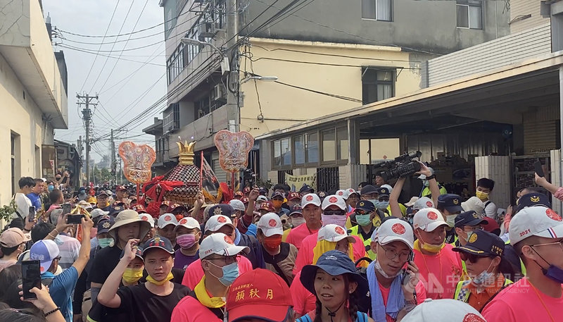 台中大甲鎮瀾宮媽祖遶境活動9日深夜展開,媽祖鑾轎10日上午在台中遶境,中午則走台1線省道進入彰化,大批信眾以步行方式伴隨媽祖前進,場面熱鬧。中央社記者吳哲豪彰化攝 110年4月10日