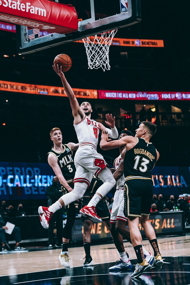 NBA芝加哥公牛一哥拉文(前中)出戰亞特蘭大老鷹,上半場狂砍39分,全場飆出50分。老鷹的楊恩攻下42分,率隊以120比108逆轉勝公牛。(圖取自facebook.com/chicagobulls)