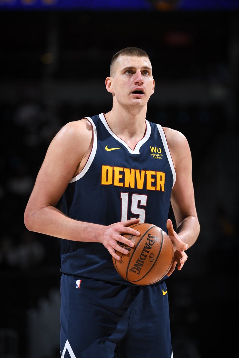 NBA丹佛金塊9日迎戰聖安東尼奧馬刺,丹佛得分主力約基奇得26分、14助攻與13籃板的大三元表現,率隊終場以121比119獲勝。(圖取自facebook.com/DenverNuggets)