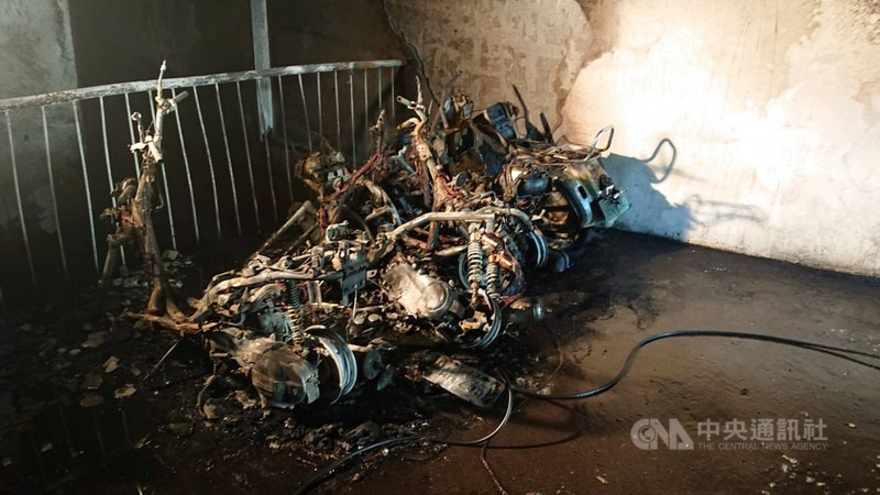 台中市西屯區一處住宅大樓10日發生火警,地下室停車場多輛機車起火,且延燒到樓上樓層,造成7人嗆傷送醫。(台中市消防局提供)中央社記者蘇木春傳真 110年4月10日