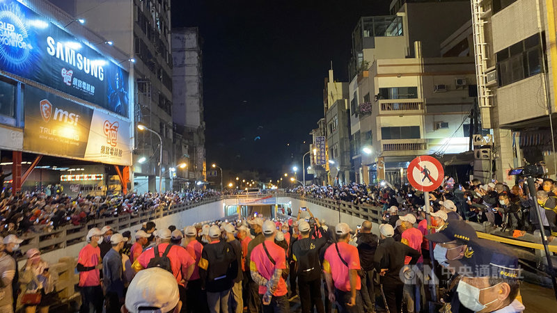 台中大甲媽祖鑾轎10日進入彰化地區,晚間穿越彰化市民生路地下道;在媽祖鑾轎抵達前,地下道周邊早已擠滿熱情信眾,高舉相機、手機恭候媽祖到來。中央社記者吳哲豪彰化攝 110年4月10日