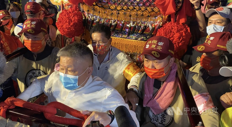 台中大甲鎮瀾宮媽祖鑾轎10日晚間在鎮瀾宮董事長顏清標(前白衣者)親自扛轎下,順利穿越彰化市民生路地下道,顏清標受訪時說,感謝媽祖保佑,讓鑾轎順利通過地下道,他看到大家很高興一直揮手,媽祖婆都有看到,感謝大家。中央社記者吳哲豪彰化攝 110年4月10日