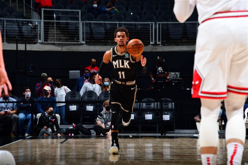 NBA老鷹少主楊恩(中)9日對戰芝加哥公牛,全場25投15中,外帶8籃板與9助攻,率隊以120比108逆轉勝公牛。(圖取自twitter.com/TheTraeYoung)