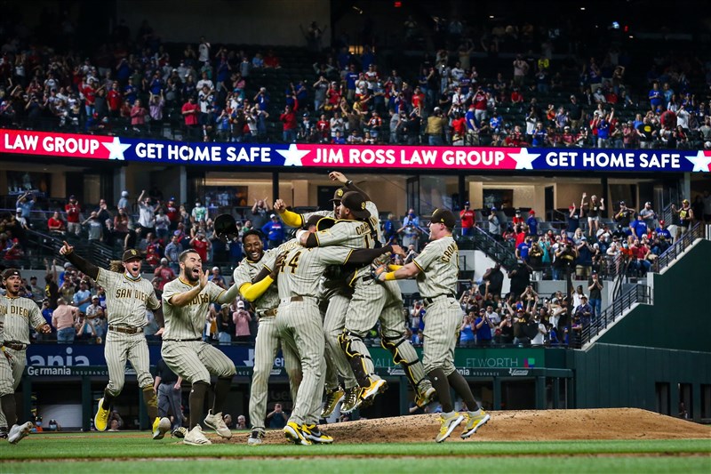 MLB 聖地牙哥教士隊先發投手馬斯葛羅夫9日對德州遊騎兵投出無安打比賽,率隊3比0贏球,也是教士隊史第一次有投手演出無安打比賽。(圖取自twitter.com/Padres)