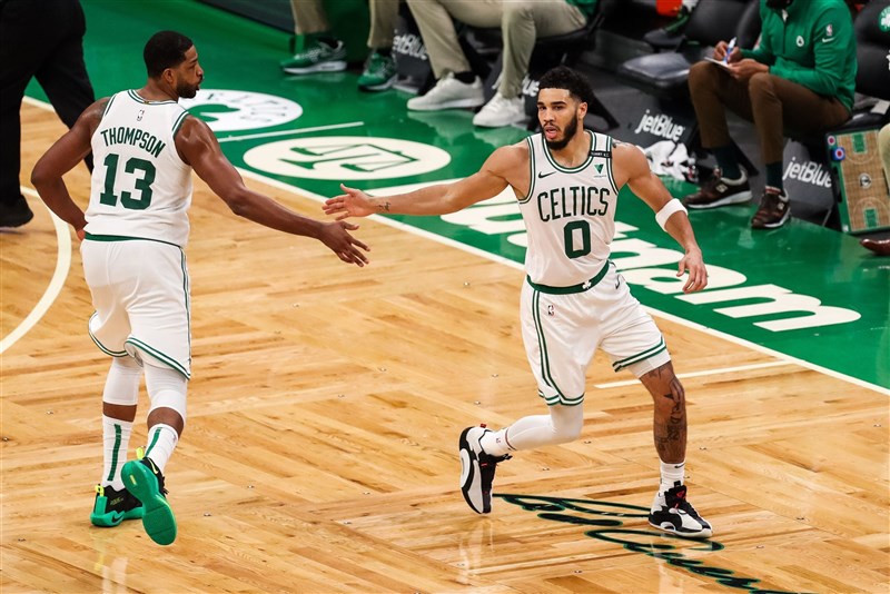NBA波士頓塞爾蒂克前鋒塔特姆(右)10日轟下生涯新高的53分,率隊145比136擊敗明尼蘇達灰狼。(圖取自twitter.com/celticsblog)