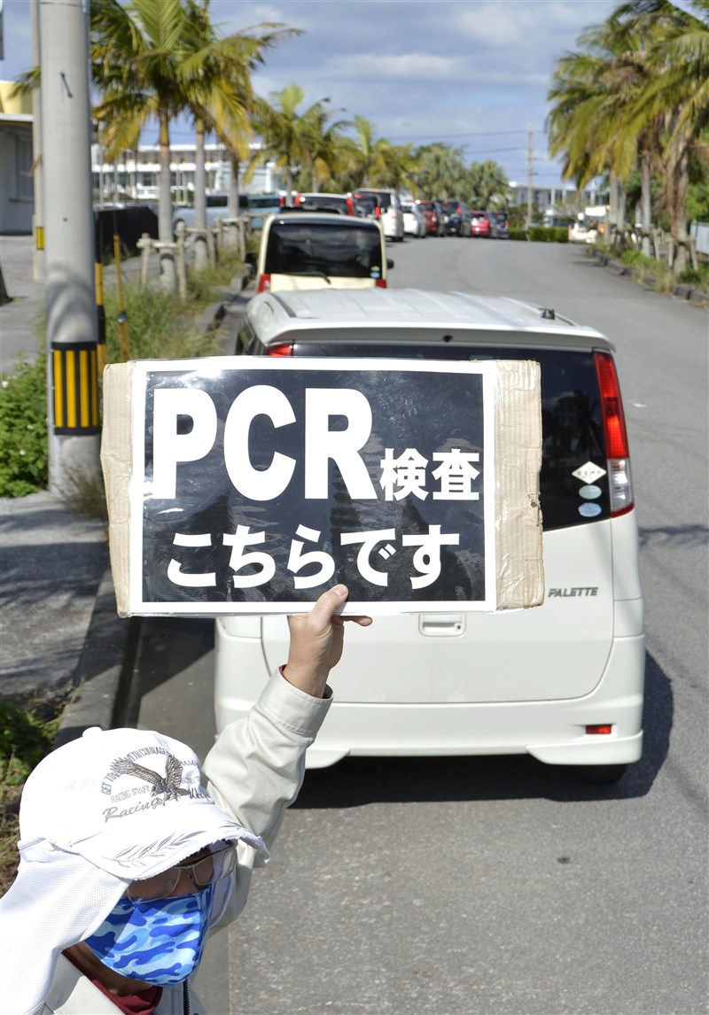 沖繩縣政府9日宣布,從縣內一名患者身上驗出美國加州發生的武漢肺炎變種病毒株,是機場檢疫以外的日本國內首例。圖為日本沖繩民眾開車在醫院前排隊受檢。(共同社)