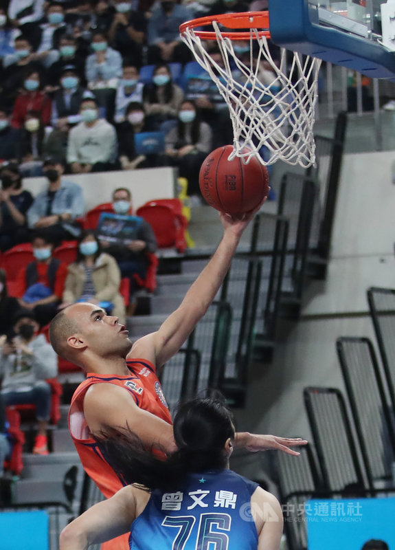 台灣職業籃球聯盟P. LEAGUE+(簡稱PLG)台北富邦勇士隊10日在主場台北和平籃球館與桃園領航猿隊交手,領航猿洋將喬登(Jordan Chatman)(持球者)強攻禁區搶分。中央社記者張新偉攝 110年4月10日