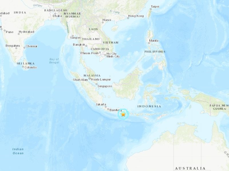 印尼爪哇島外海10日發生規模6.0地震,造成至少6人死亡,1人重傷。星號處為震央。(圖取自美國地質調查所網頁earthquake.usgs.gov)