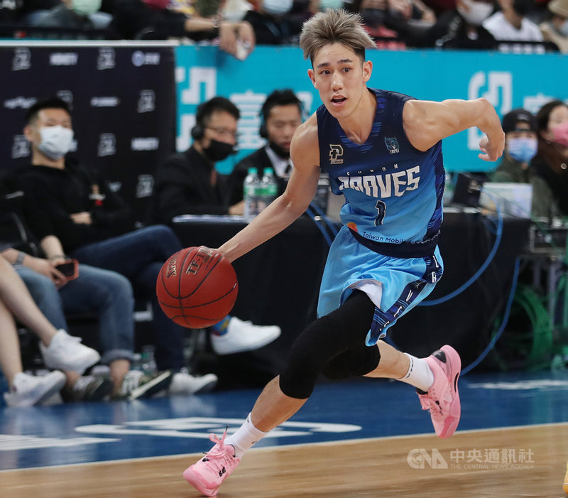台灣職業籃球聯盟P. LEAGUE+(簡稱PLG)台北富邦勇士隊10日在台北和平籃球館與桃園領航猿隊交手,富邦勇士林書緯(持球者)全場貢獻19分,幫助球隊獲勝。中央社記者張新偉攝 110年4月10日