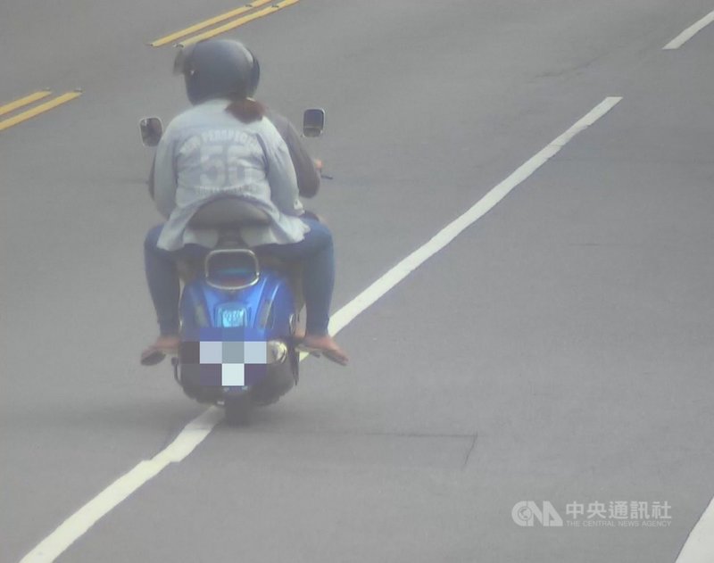 無業蔡姓男子因缺錢幫小孩買奶粉,日前騎車載妻兒行竊,高市旗山警分局循監視器畫面鎖定蔡男,通知到案說明,並在事後自掏腰包購買奶粉送給蔡男夫妻,解燃眉之急。(高市旗山警分局提供)中央社記者洪學廣傳真 110年4月10日