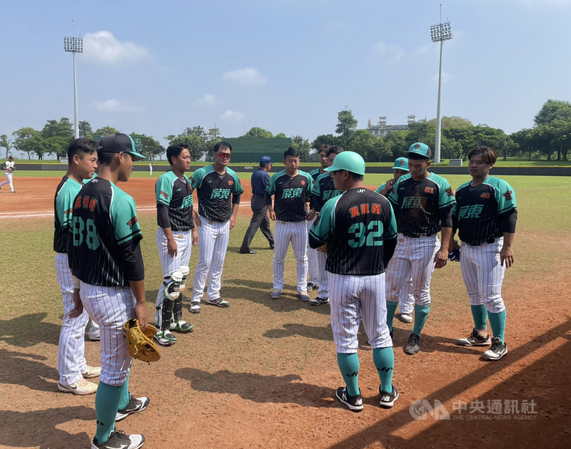 110年全國成棒甲組春季聯賽社會A組預賽持續進行,屏東紅尾隊10日與台北興富發隊交手,終場由屏東紅尾以11比3拿勝。圖為屏東紅尾隊110年3月29日比賽畫面。(屏東紅尾隊提供)中央社記者謝靜雯傳真 110年4月10日