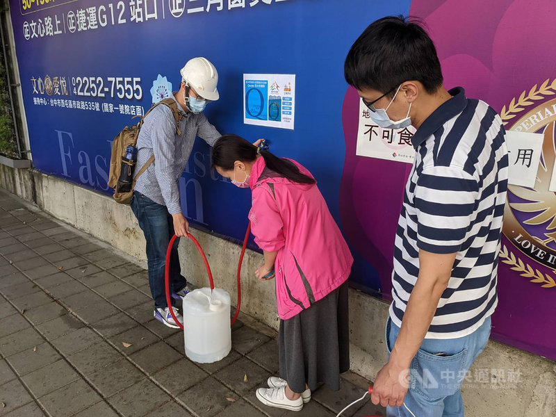 因應台中從6日起實施「供5停2」分區供水,台中市政府緊急採購10部小型移動式淨水設備,第一部小型移動式淨水設備已設置完成,另外9部小型移動式淨水設備,也將陸續於4月底全數完成。(台中市政府提供)中央社記者郝雪卿傳真 110年4月11日