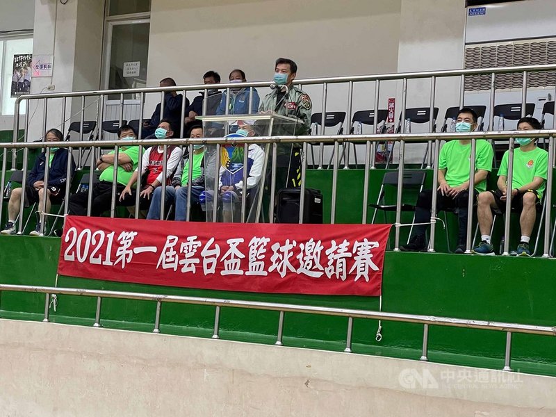 陸軍馬祖防衛指揮部辦理2021第一屆雲台盃籃球邀請賽,指揮官章元勳(中)表示,希望藉由辦理籃球邀請賽,讓官兵與鄉親們齊聚一堂,以球會友、交流情感,發揚運動員戰士的精神。(陸軍馬祖防衛指揮部提供)中央社記者邱筠馬祖傳真 110年4月11日
