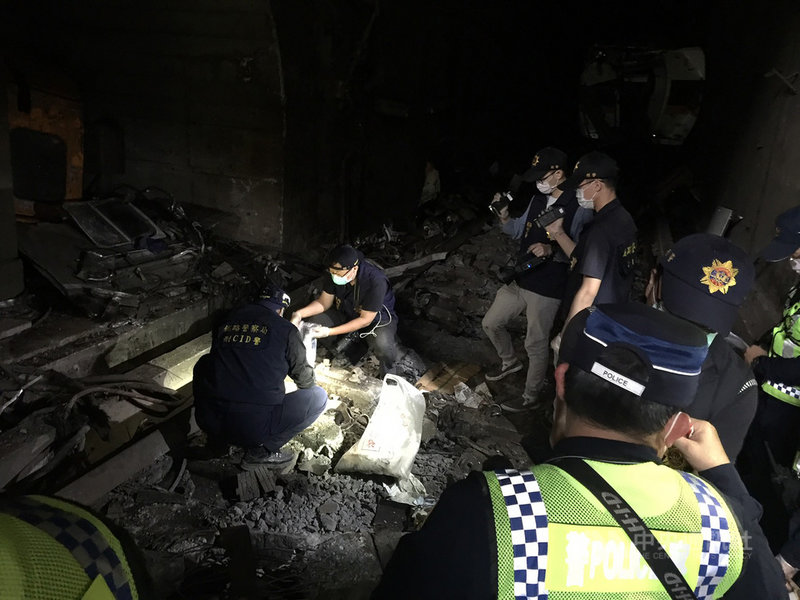 台鐵太魯閣號事故發生後,花蓮縣警局鑑識科與刑事警察局刑事鑑識中心專業團隊等跨單位聯合編組,搭配法醫進行相驗、拍照紀錄等作業,輪班24小時不間斷,縮短時間便於家屬指認。(花蓮縣警察局提供)中央社記者李先鳳傳真 110年4月11日