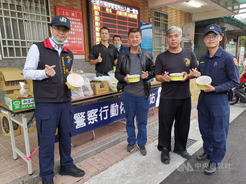 台鐵太魯閣號事故導致重大傷亡,花蓮警方特別在花蓮市立殯儀館設立「警察行動補給站」,提供罹難者的家屬周全安家服務。這段期間也有來自各界善心人士捐助愛心物資,給警察加油打氣。(花蓮縣警察局提供)中央社記者李先鳳傳真 110年4月11日