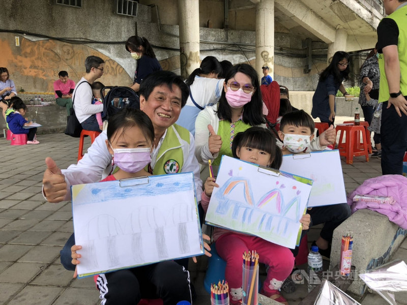 民進黨立委吳琪銘(前左2)11日舉辦百人寫生活動,慶祝三峽河整治成功。(吳琪銘辦公室提供)中央社記者王鴻國傳真 110年4月11日