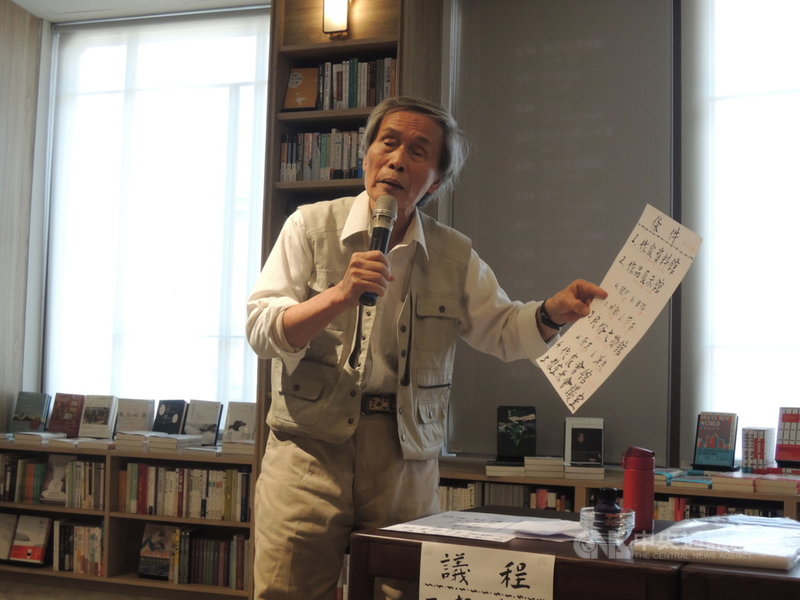 為推動「台灣文學國家園區」構想,真理大學台灣文學資料館前館長張良澤11日在台中市中央書局座談,向與會藝文界人士說明園區內容以尋求共識。中央社記者郝雪卿攝 110年4月11日