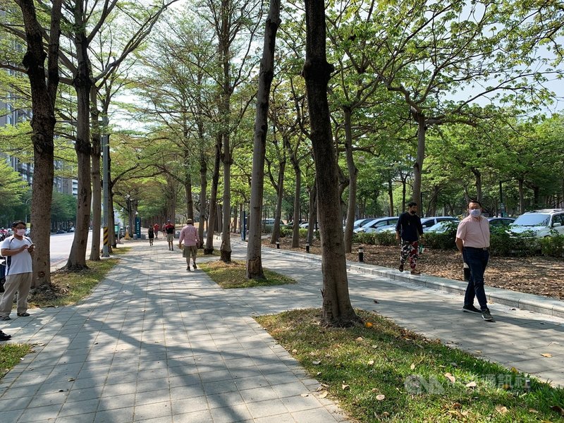 「高雄輕軌二階沿線居民自救會」數十名成員11日在美術館人行步道區抗議,訴求輕軌路線北移20公尺進入美術館園區,以免破壞林蔭步道。中央社記者王淑芬攝 110年4月11日