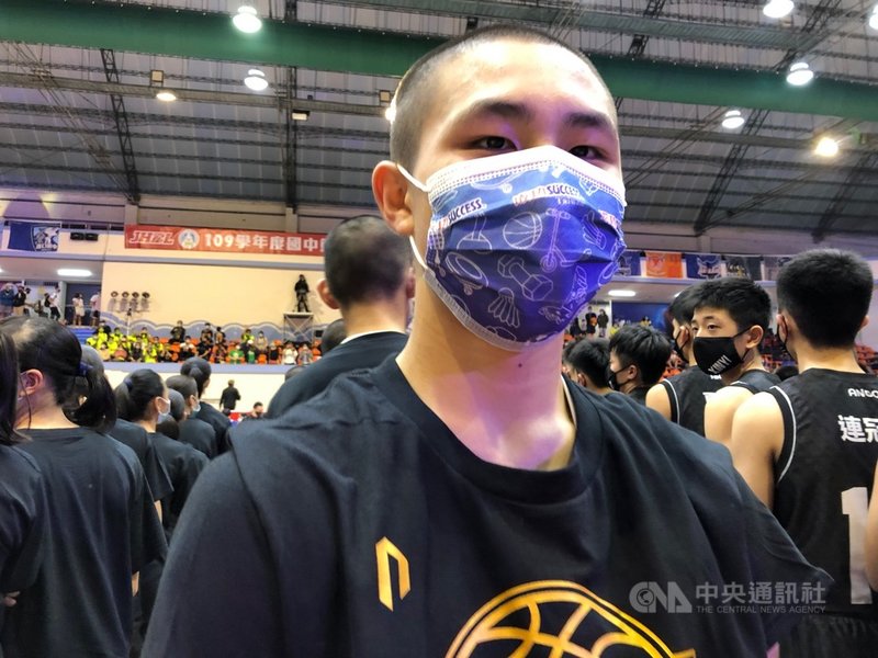 109學年度JHB國中籃球甲級聯賽冠軍戰11日在新北市板橋體育館舉行,新北安康高中(國中部)王翊仲繳出15 分,助隊以68比64擊敗北市信義國中,拿下隊史首冠。中央社記者黃巧雯攝 110年4月11日