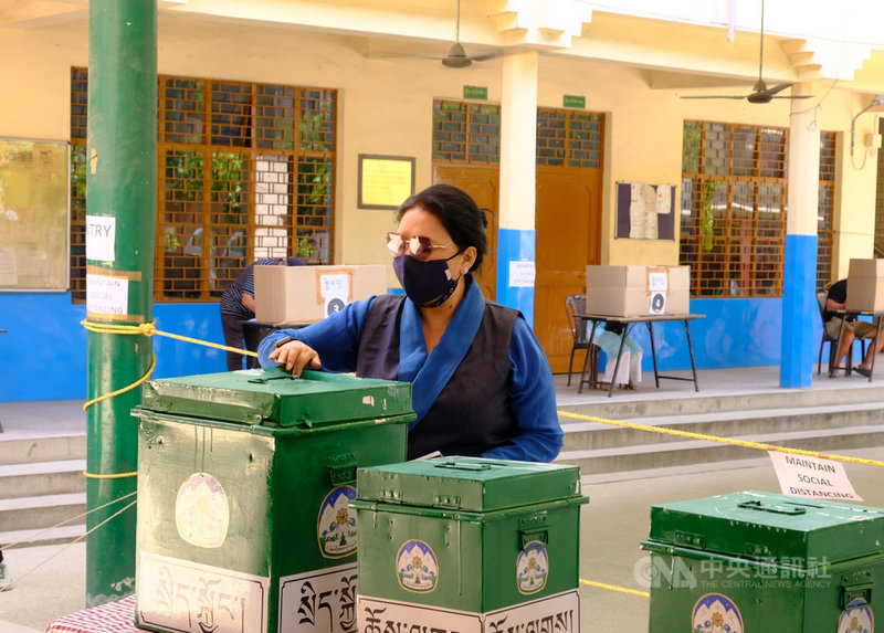 西藏流亡議會前副議長卓瑪嘉日在司政選舉第一輪投票中獲得第3高票,但未能獲得第二輪投票候選資格,她11日也到設籍新德里的投票所投下神聖一票。中央社記者康世人新德里攝 110年4月11日