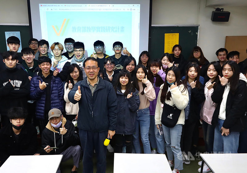 世新大學經濟系教授陳世能(前左3)開設「生活中的統計學」課程,與常用社群媒體、手搖飲料排名等日常結合,用生活驗證統計學的用途。(世新大學提供)中央社記者許秩維傳真 110年4月11日