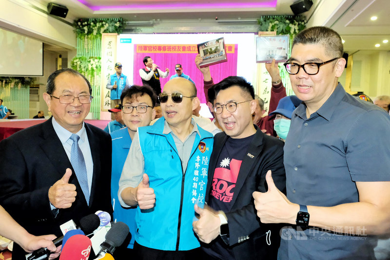 國民黨主席江啟臣(右2)、前高雄市長韓國瑜(右3)與國民黨智庫副董事長連勝文(右),11日出席中華民國「陸官專修班校友會」成立大會。中央社記者吳睿騏桃園攝 110年4月11日