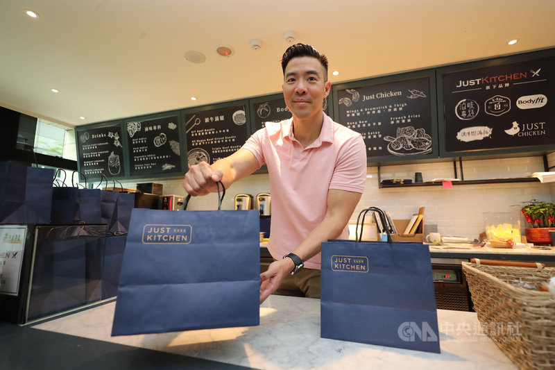 雲端廚房Just Kitchen善用大數據,3月營收金額衝出逾新台幣2000萬元好成績,營運長吳得暉(圖)帶著靦腆笑容說,「對我們來說還可以啦,繼續加油」。中央社記者裴禛攝 110年4月11日