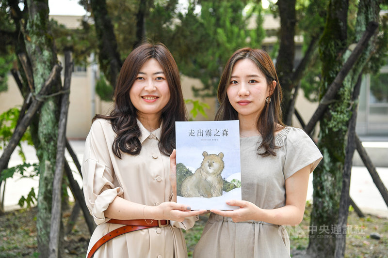 國家人權博物館11日舉行「畫話一座島的故事:人權教育繪本徵選計畫」第二屆成果發表會與交流座談,並公布得獎作品,繪本「走出霧之森」作者蔡旻螢(左)、許楚妘(右)獲頒首獎。中央社記者鄭清元攝 110年4月11日